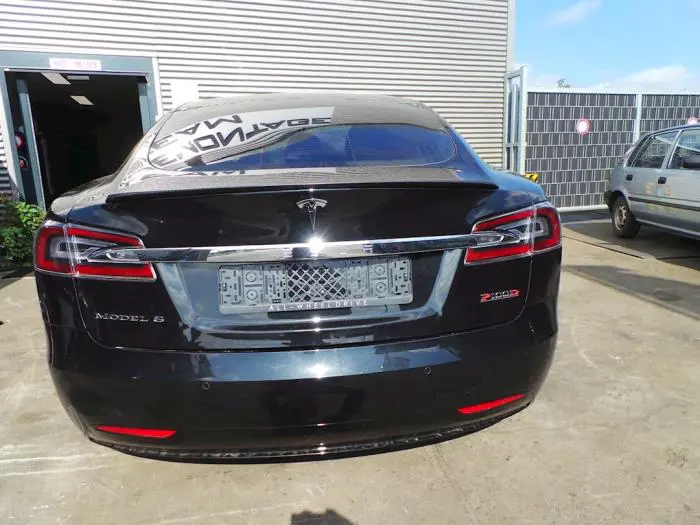 Sworzen lewy tyl Tesla Model S