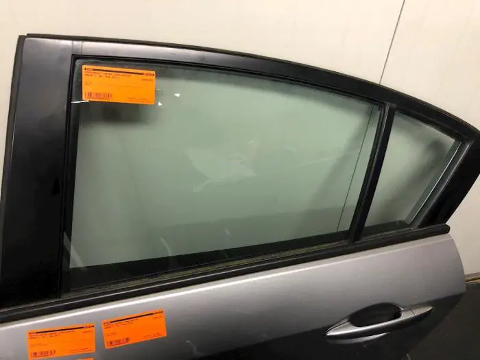 Szyba drzwi lewych tylnych wersja 4-drzwiowa Mazda 3.