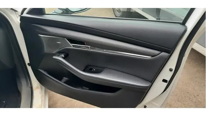 Tapicerka drzwi prawych przednich wersja 4-drzwiowa Mazda 3.