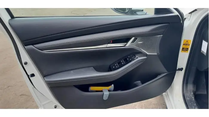 Tapicerka drzwi lewych przednich wersja 4-drzwiowa Mazda 3.