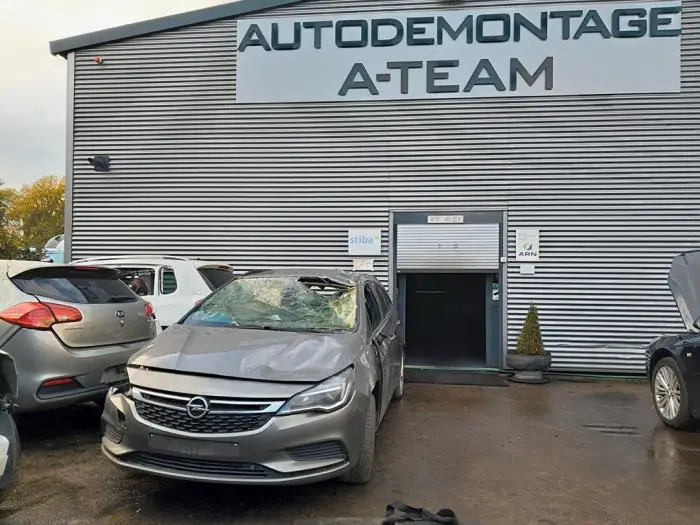 Mechanizm blokady drzwi prawych przednich wersja 4-drzwiowa Opel Astra