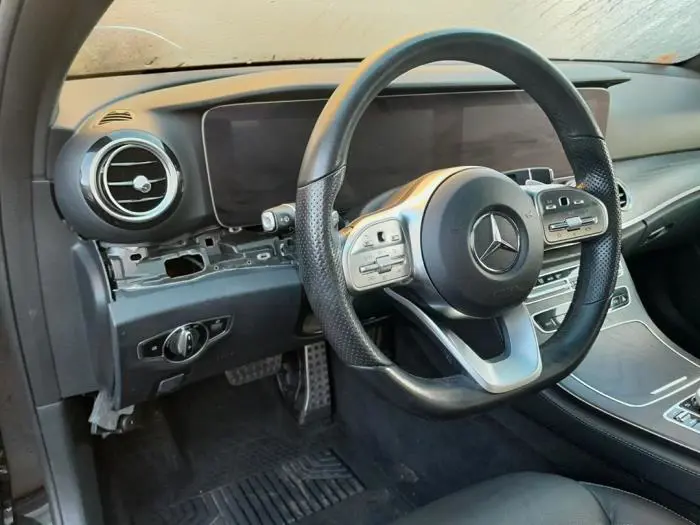 Wyswietlacz jednostki multimedialnej Mercedes E-Klasse