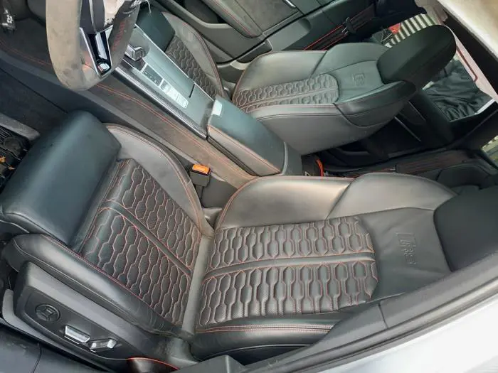 Tapicerka drzwi prawych przednich wersja 4-drzwiowa Audi RS6