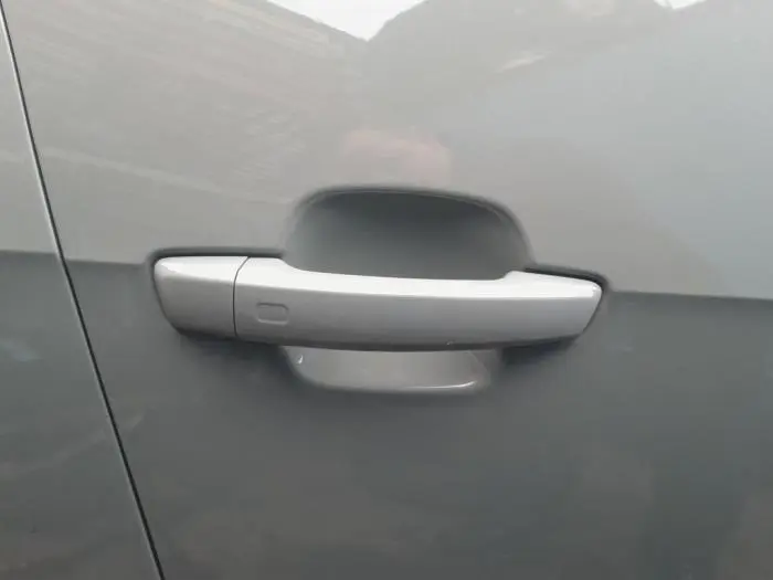 Uchwyt drzwi prawych przednich wersja 4-drzwiowa Audi Q2