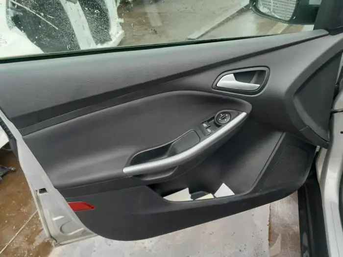 Tapicerka drzwi lewych przednich wersja 4-drzwiowa Ford Focus