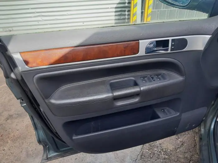 Tapicerka drzwi lewych przednich wersja 4-drzwiowa Volkswagen Touareg