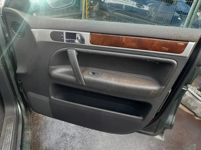 Tapicerka drzwi prawych przednich wersja 4-drzwiowa Volkswagen Touareg