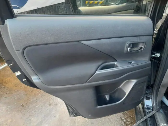 Tapicerka drzwi lewych tylnych wersja 4-drzwiowa Mitsubishi Outlander
