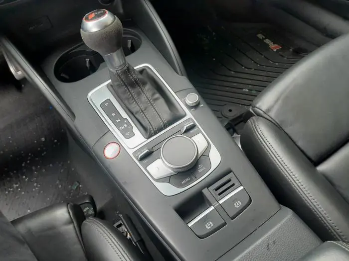 Pokrywa dzwigni zmiany biegów Audi RS3