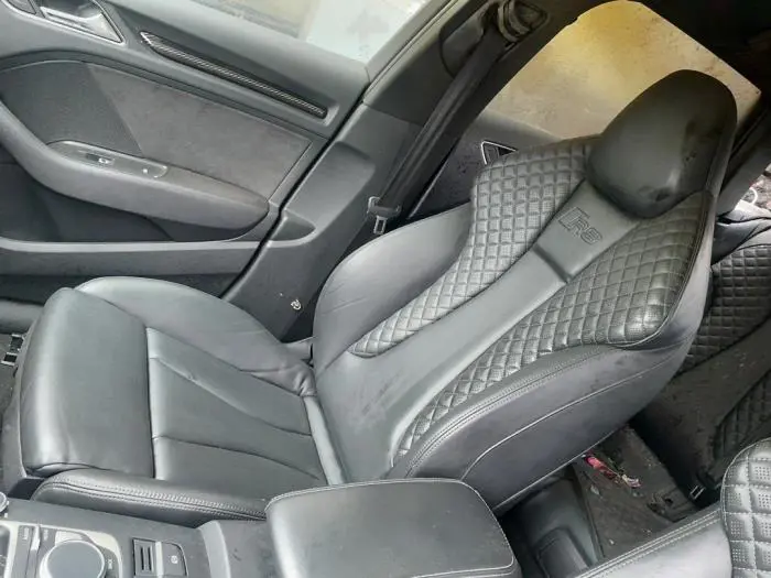 Tapicerka drzwi prawych tylnych wersja 4-drzwiowa Audi RS3