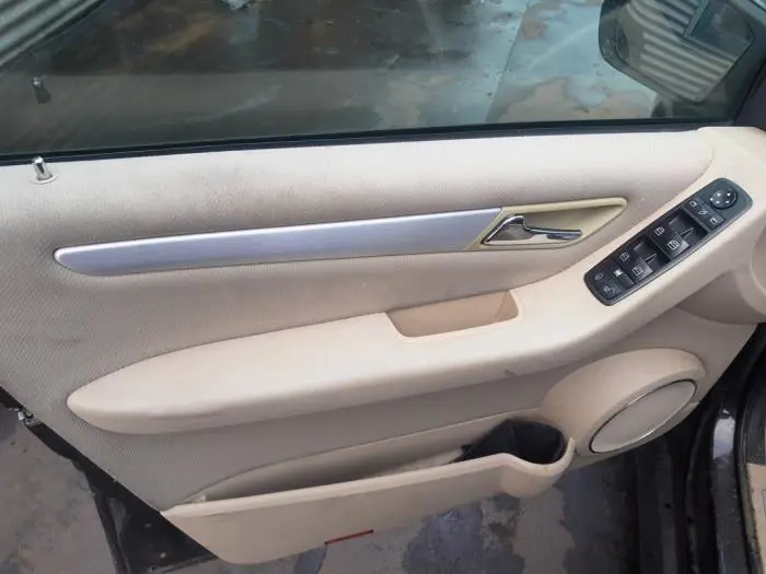 Tapicerka drzwi lewych przednich wersja 4-drzwiowa Mercedes B-Klasse