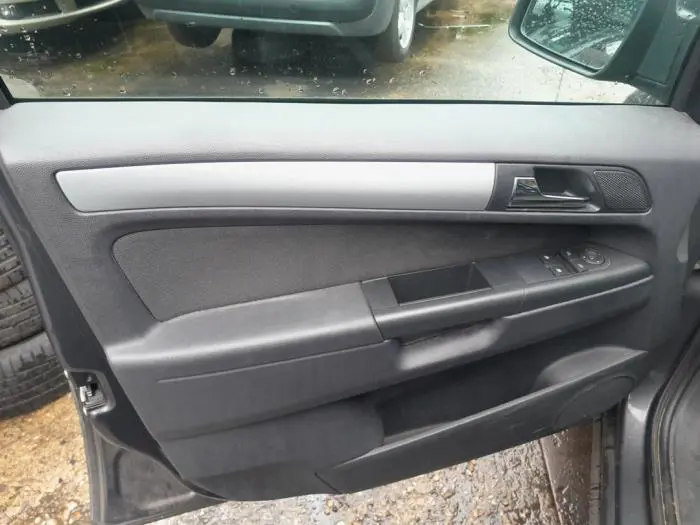 Tapicerka drzwi lewych przednich wersja 4-drzwiowa Opel Zafira B