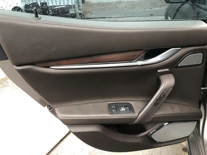 Tapicerka drzwi lewych tylnych wersja 4-drzwiowa Maserati Ghibli