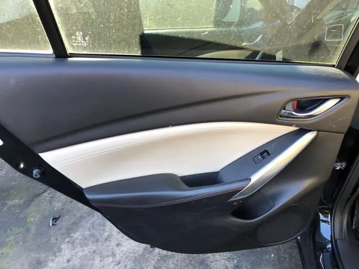 Tapicerka drzwi lewych tylnych wersja 4-drzwiowa Mazda 6.