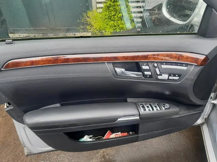 Tapicerka drzwi lewych przednich wersja 4-drzwiowa Mercedes S-Klasse