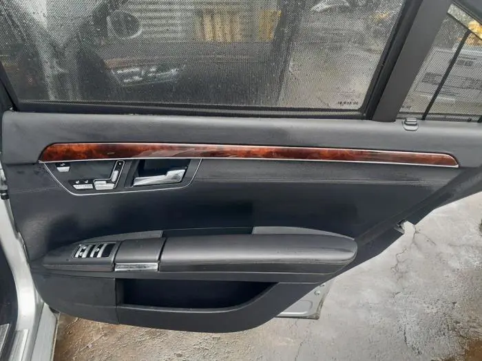 Tapicerka drzwi prawych tylnych wersja 4-drzwiowa Mercedes S-Klasse