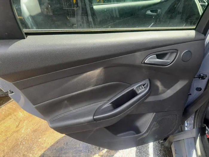 Tapicerka drzwi lewych tylnych wersja 4-drzwiowa Ford Focus