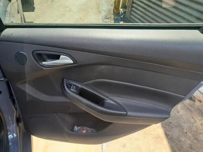 Tapicerka drzwi prawych tylnych wersja 4-drzwiowa Ford Focus