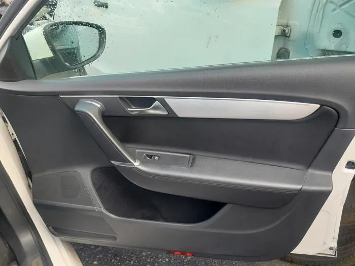 Tapicerka drzwi prawych przednich wersja 4-drzwiowa Volkswagen Passat